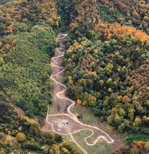 Tekerj velünk izgalmas erdei utakon!